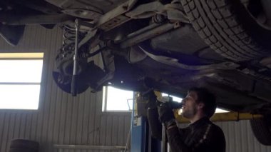 Araba mekanik çalışan Otomobil Oto Tamir altında çekiçle portresi