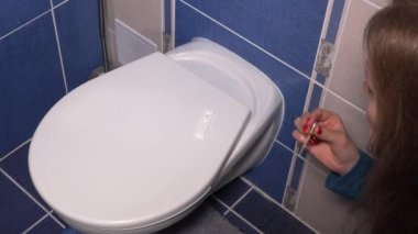 gebelik testi banyoda pipet ile yaptıkları ve sonuç için bekleyen kadın kız