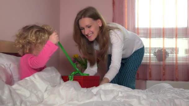 Прекрасная беременная мать женщина подарить своей маленькой дочери подарок коробку — стоковое видео