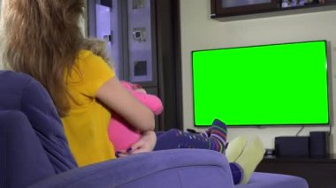 Divan komik karikatürler tv izlerken onun sevimli kızla mutlu anne