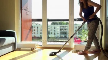 Hamile beyaz ev karısı evde süpürge ile ahşap zemin Temizleme