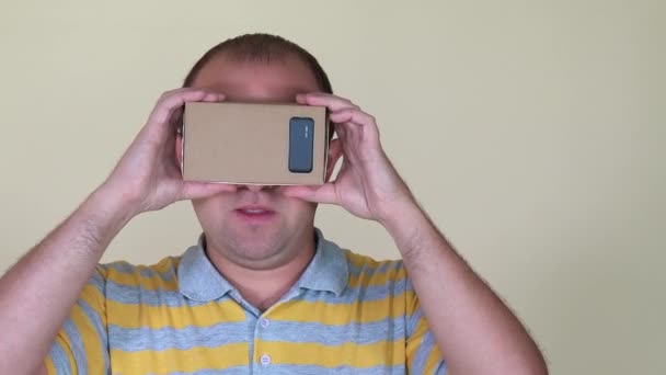 Возбужденный человек использует очки виртуальной реальности. Крупный план — стоковое видео