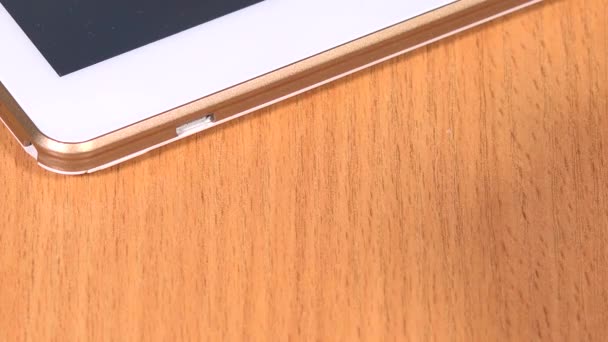 Cable micro usb enchufe de mano a la tableta inteligente — Vídeos de Stock