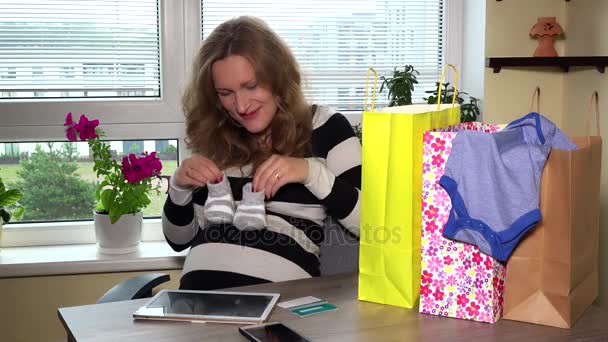 Lycklig blivande modern med telefonen efter lyckad shopping på internet online — Stockvideo
