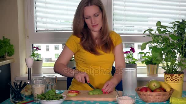 Gezond eten, koken, vegetarisch voedsel, voeding en mensen concept van de zwangerschap — Stockvideo