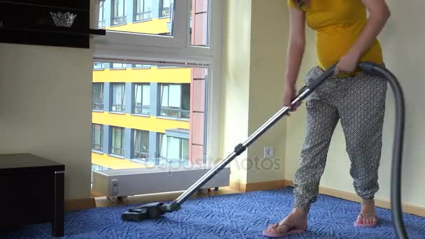 Cansado mulher grávida hoover vácuo sala limpa e sentar-se no chão para relaxar — Vídeo de Stock