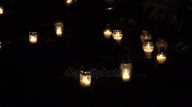 Elini mezarlığındaki mezar taşı üzerinde yanan mum. 4k