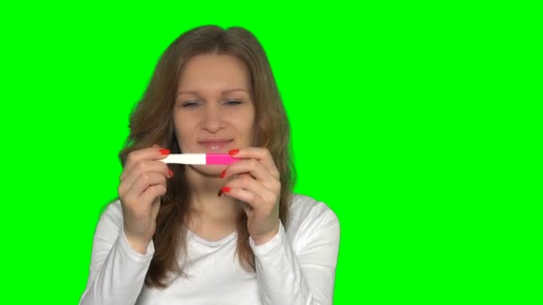 Excitado mulher caucasiana olhando para o teste de gravidez — Vídeo de Stock