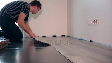 Yeni Oda evde Laminat parke döşeme yerleşimci adam.