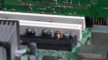 PCI kartını bilgisayar anakart yuvadan çıkarma. PC kavramı yükseltme