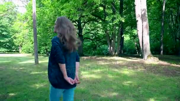 Gravid kvinna promenader i parken sommardag — Stockvideo