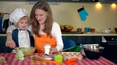 Sevgi dolu bir anne ile heyecanlı şirin kızı kızı mutfakta Un Eleme