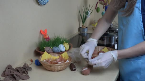 Osterei von Hand mit Zwiebelfarbe zubereiten. Frühlingsfest Familie. 4k — Stockvideo
