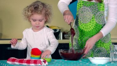 Çikolatalı hamur kaşık ve sevimli yardımcı kızı ile karıştırma erkek
