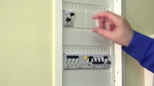 Mano de electricista encendiendo fusibles. Primer plano. — Vídeo de stock