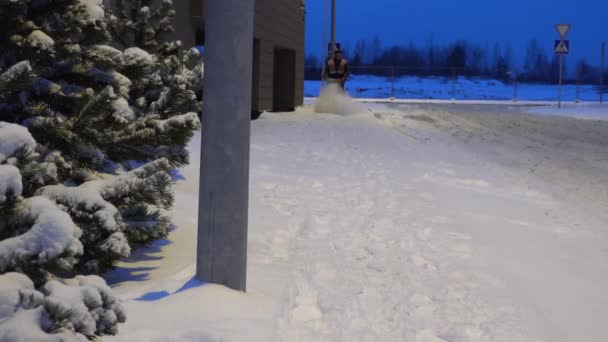 Man werk met sneeuw machine te blazen. 4k — Stockvideo