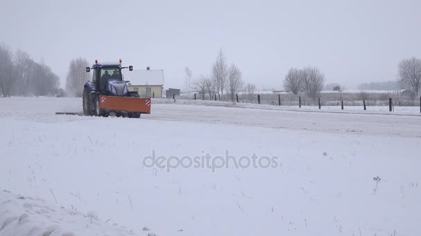 Excavadora bulldozer limpiar pista de carreras de caballos nevados en el estadio. 4K — Vídeos de Stock