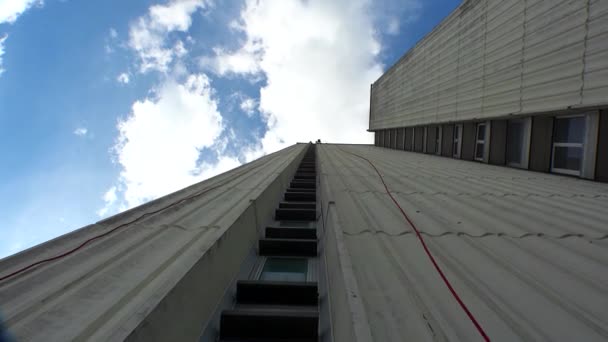 Onverschrokken amateur sporter afdalen van met koord op muur wolkenkrabber. — Stockvideo