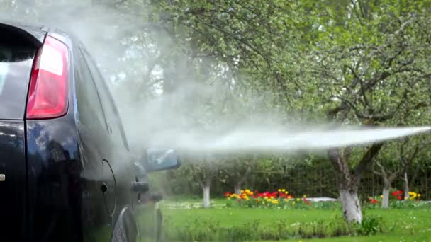 Mytí automobilů auto se silným proudem vody v zahradě. — Stock video