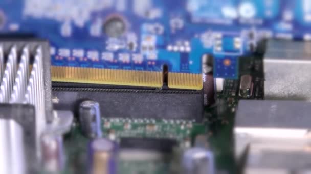 Placa-mãe PCI-E slot e placa gráfica inserção . — Vídeo de Stock