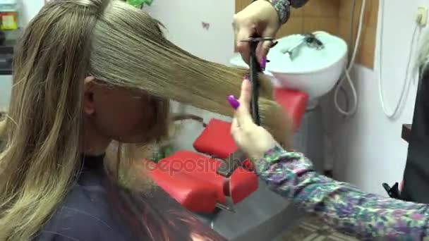 Γυναίκα κοπής τα μαλλιά της στο σαλόνι ομορφιάς. 4k — Αρχείο Βίντεο