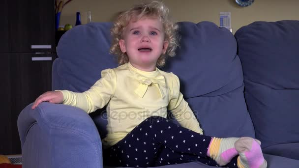 Плачущая маленькая девочка получит планшетный компьютер и немедленно успокоится. — стоковое видео