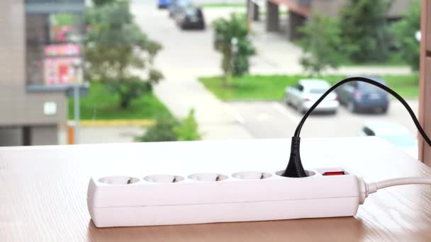 Femelle câble de chargeur de prise de main dans la prise d'extension et maintenez le téléphone de charge — Video