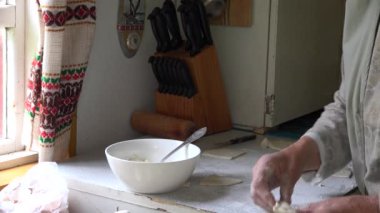 Büyükanne kadın kırsal mutfak oda içinde lor ile köfte hazırlayın. 4k