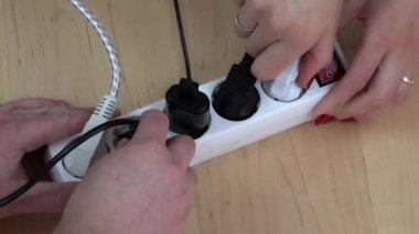 kadın ve erkek el elektrik uzantısı kapatın açın ve kabloları çıkarın.