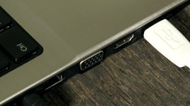 El beyaz Usb kablo tel dizüstü bilgisayardan kaldırın. portre