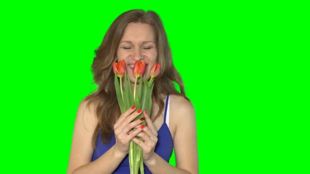 Sexy lächelndes Mädchen, das Tulpenblumen riecht. hübsches Weibchen mit Blumen — Stockvideo