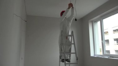 Duman dedektörü Oda tavana yükleme merdiven üzerinde duran el işleri ustası