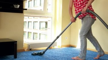 Ahşap zemin vakumlama genç hamile kadın