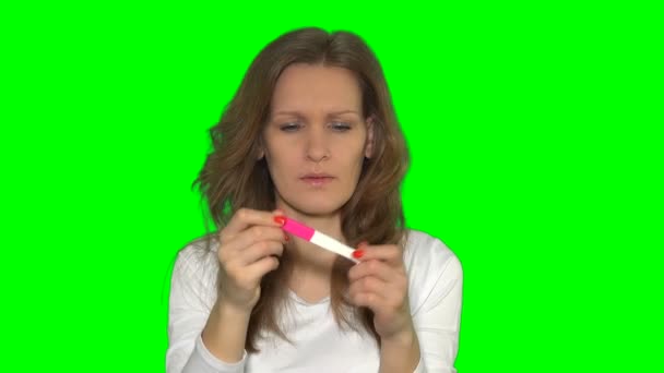 Retrato de mulher jovem estressada segurando e olhando para o teste de gravidez — Vídeo de Stock