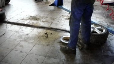 Otomatik mekanik oto tamir dükkanında çalışıyor. Yukarı eğimli.