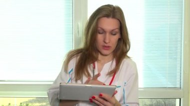 kamera video konferans konuşmak bakarak tablet bilgisayar ile kadın doktor