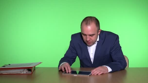 Man in suit waiting for financial market results and show positive emotions — Stock Video