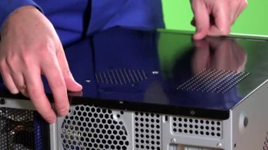 okul sırası pc case kapak ve vida cıvata teknisyeni adam ellerini kapatın