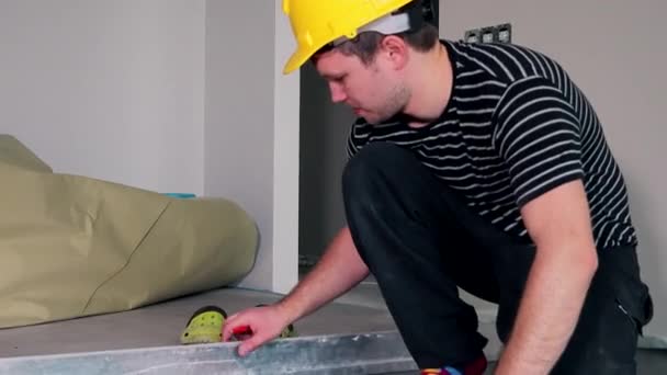 Vasıflı işçi laminat tahta üzerinde ölçüm işaretleme yapmak — Stok video