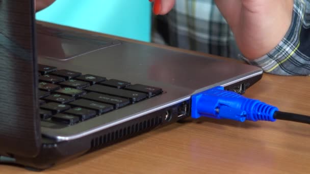 Weibliche Hand zieht vga-Displaykabel an Laptop-Computer. Nahaufnahme — Stockvideo