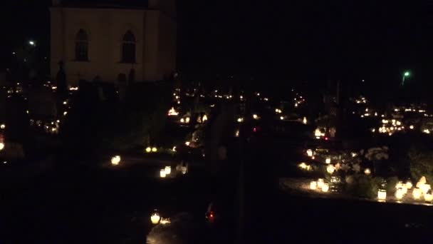 Schönheit der toten Menschen Ruhestätte in der Nacht religiösen Feiertag. 4k — Stockvideo