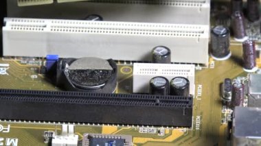 bilgisayarın ana kartı PCI kartı ekleme eldiven ile el