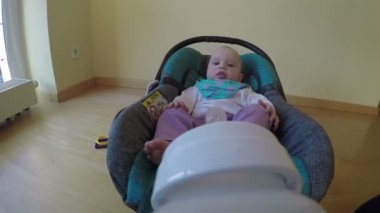 Bebek içecek süt şişesi. Kamera sıkı tutun şişe 4k