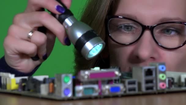 メガネの女性技術者女の子検査とフラッシュの光コンピューターのコンポーネント — ストック動画