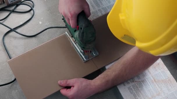 Homem qualificado serrar placa laminada de madeira com serra elétrica gabarito . — Vídeo de Stock