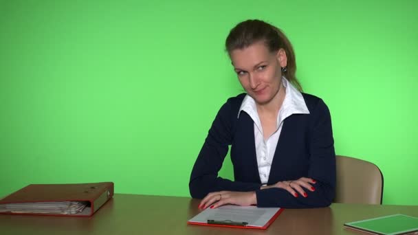 Kvinna i mötet affärsidé. Flicka i kostym talar med partners — Stockvideo