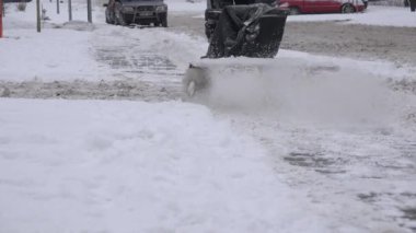 işçi ile kar üfleyici temiz kar karlı kış Caddesi'nde patika üzerinden. 4k