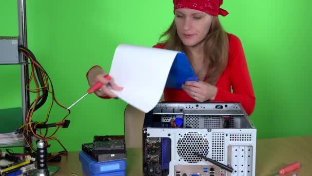 コンピューターのハードウェアと手でクリップボードを調べる技術者女性. — ストック動画