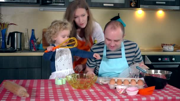 Família feliz mãe pai e bonito filha fazendo biscoito juntos na cozinha — Vídeo de Stock