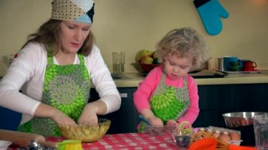 Mutlu anne ve onun güzel kız hamur birlikte ve yapım kurabiye yoğurun